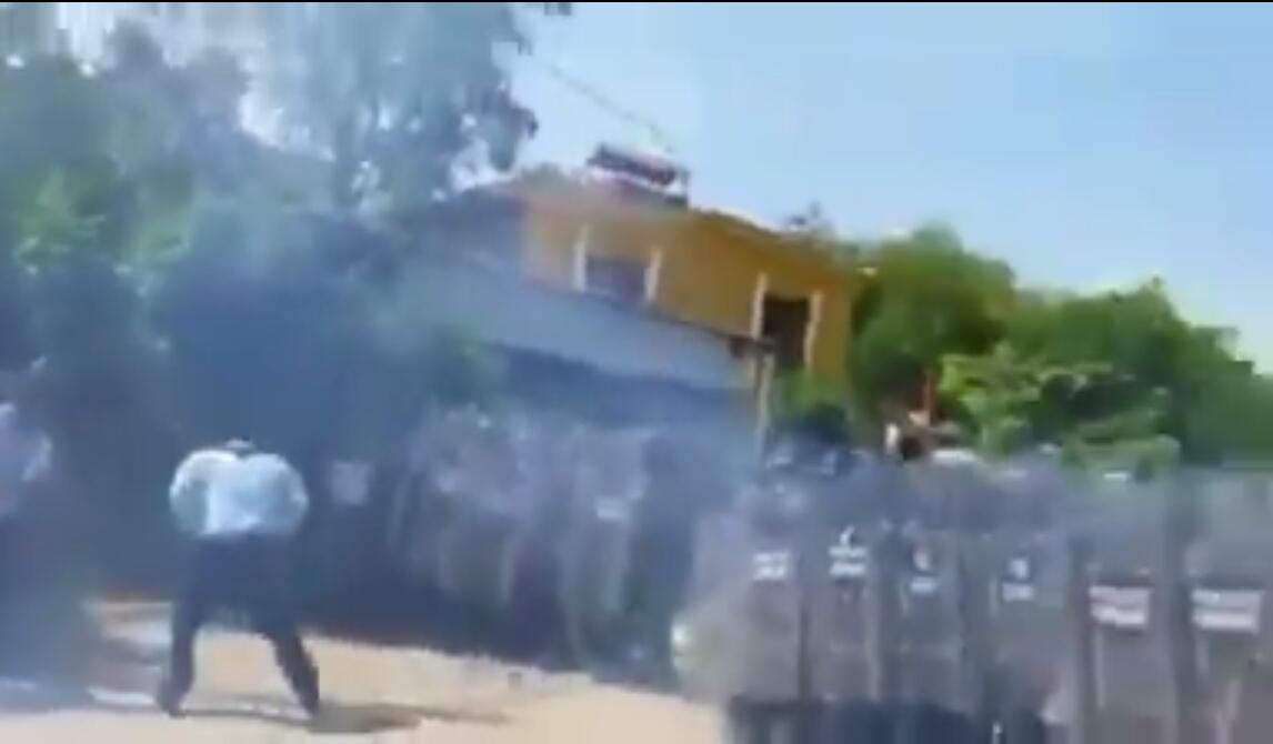  Se enfrentan maestros y policías en Axtla, tras visita de EPN