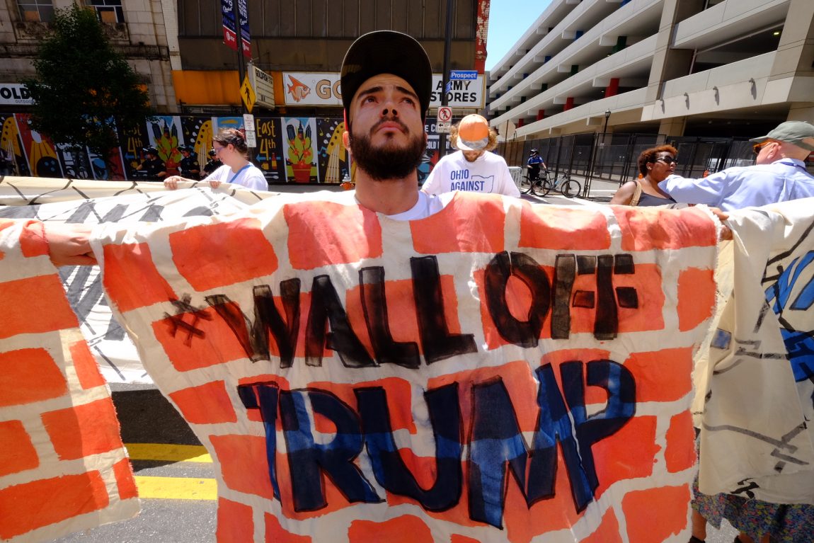  Construyen muro del amor en Cleveland dedicado a Trump