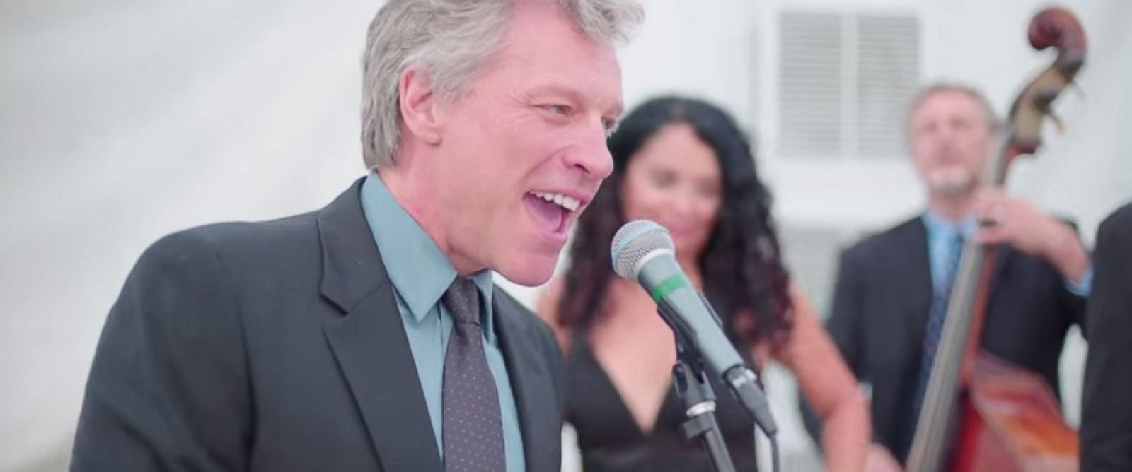  (Video) Bon Jovi sorprende al cantar en boda