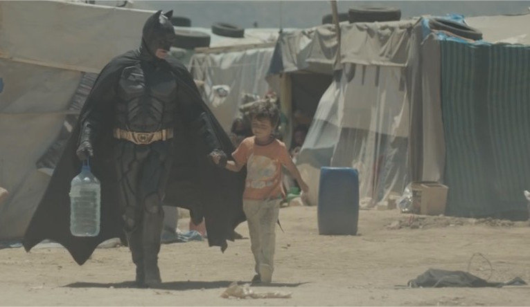  (Video) Niño Sirio y Batman protagonizan video para concientizar al público sobre la guerra