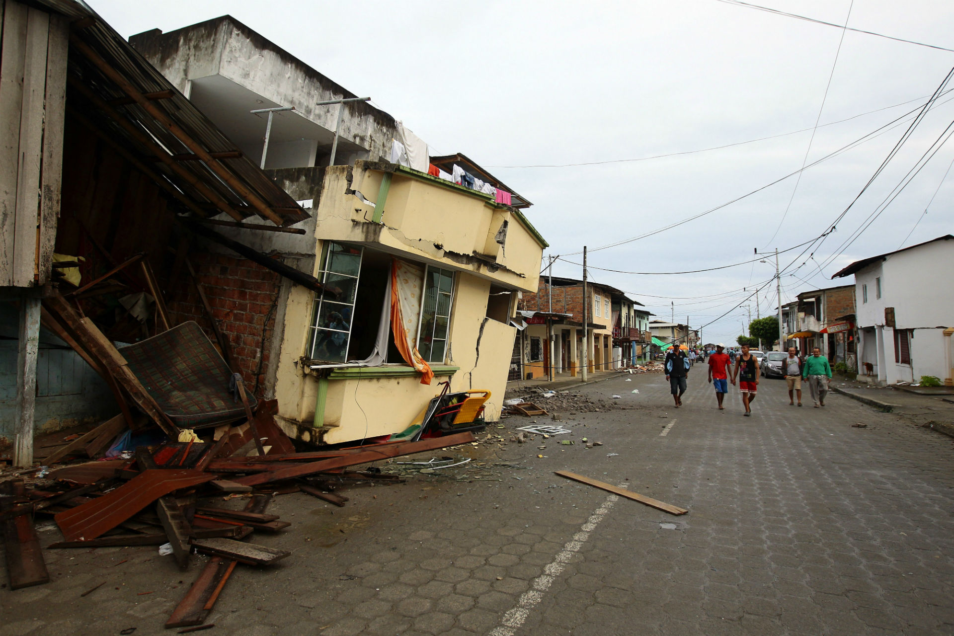  Dos fuertes sismos volvieron a sacudir a Ecuador este domingo; epicentro, el mismo que terremoto de abril