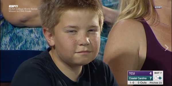  (Video) Niño se vuelve viral por sus gestos frente a cámara durante partido de baseball
