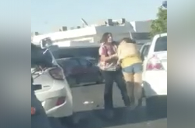  (Video) Empleada de Sagarhpa agrede a joven en Hermosillo, Sonora; ya es viral