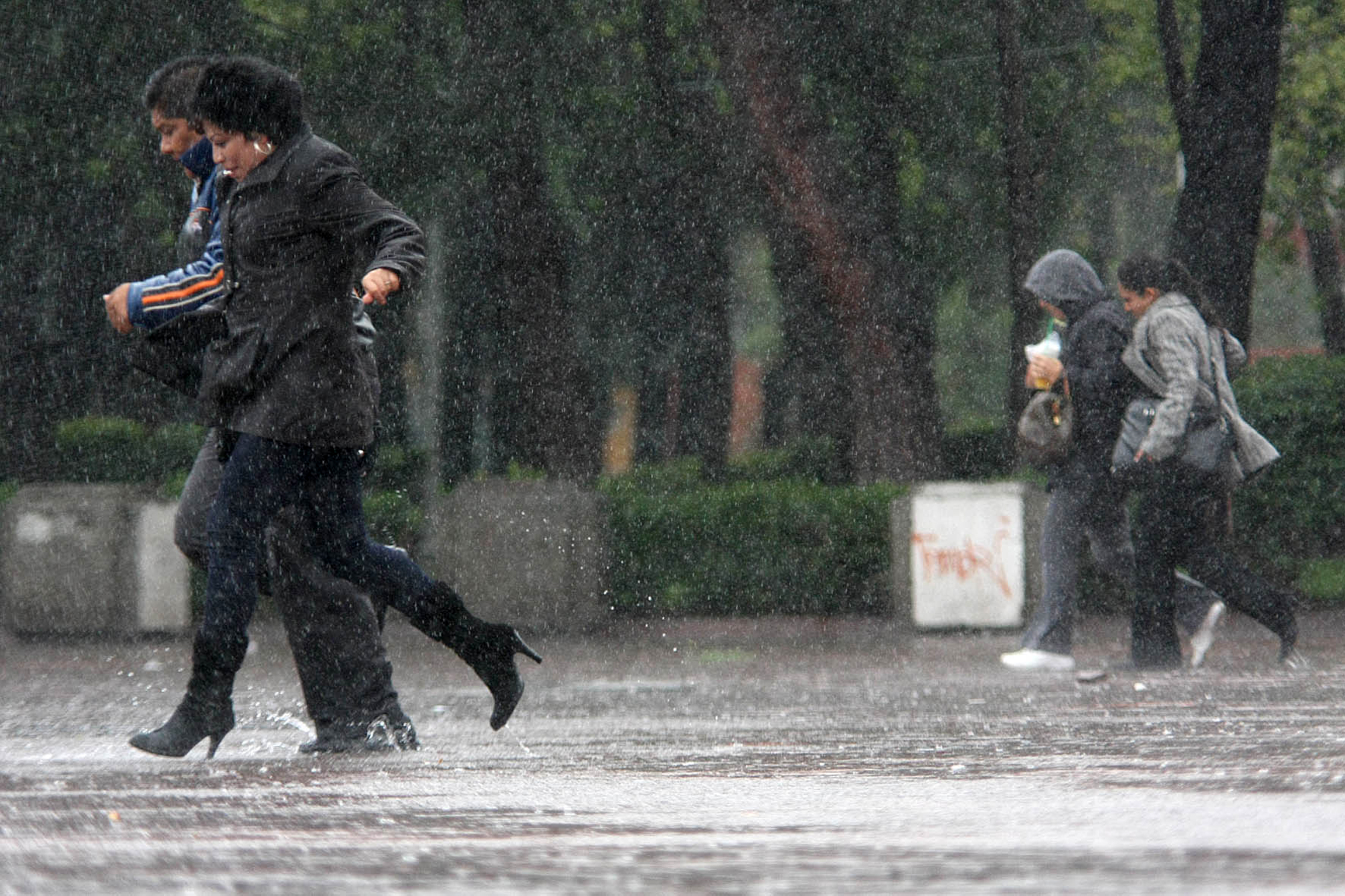  Lluvias continuarán en el occidente del país por canal de baja presión