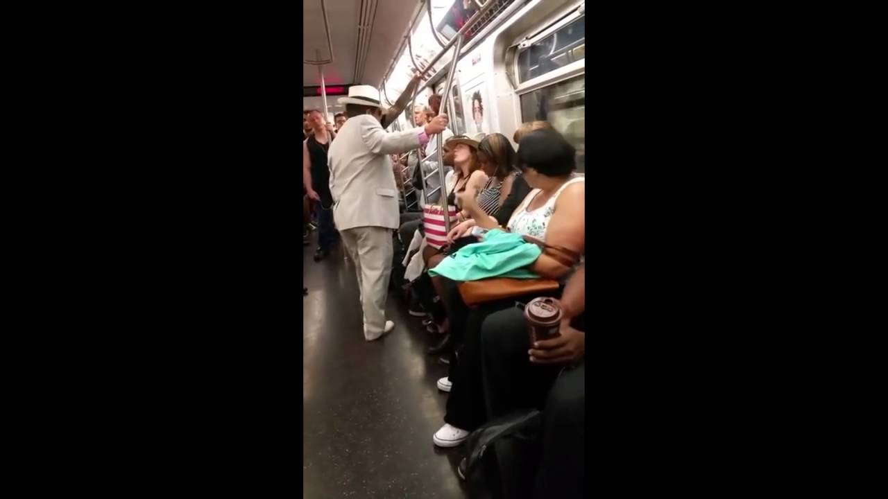  (Video) Seguidor de Trump arremete contra mujer afroamericana por asiento en el metro