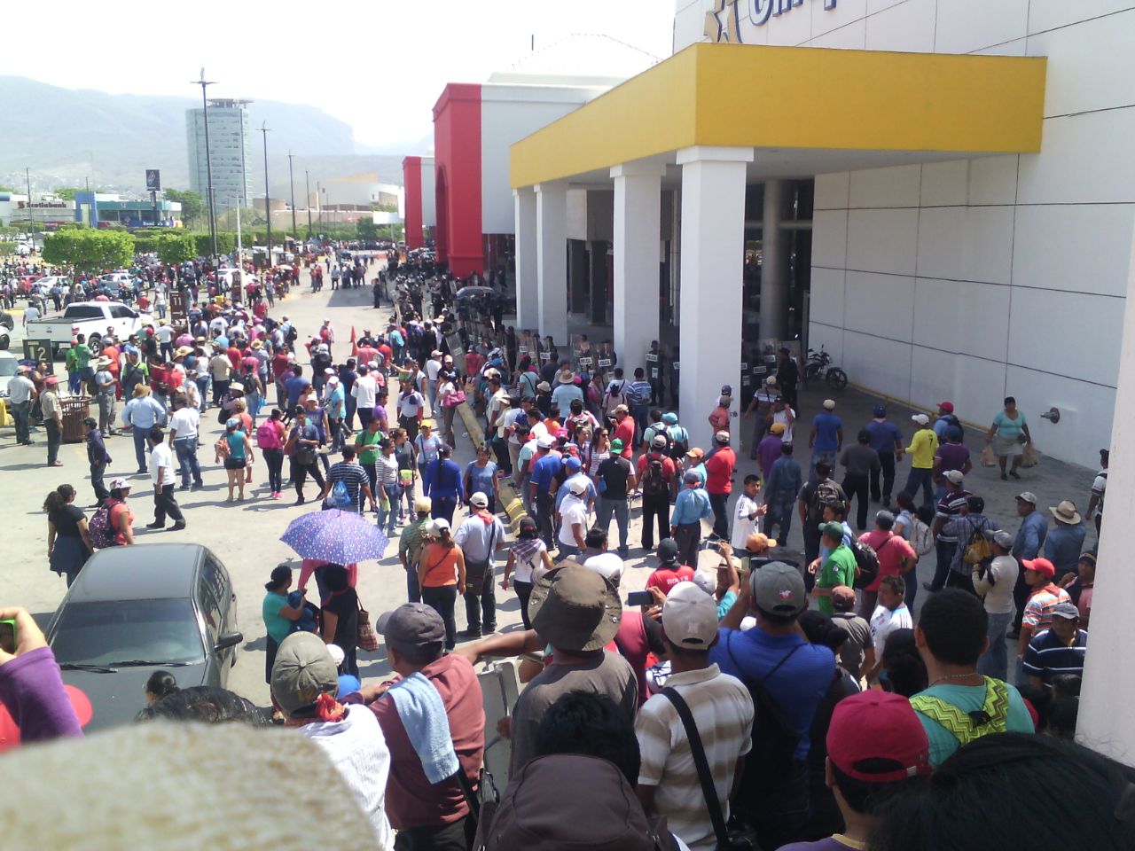  CNTE ahora va por plazas comerciales; segundo día de bloqueos en Chiapas