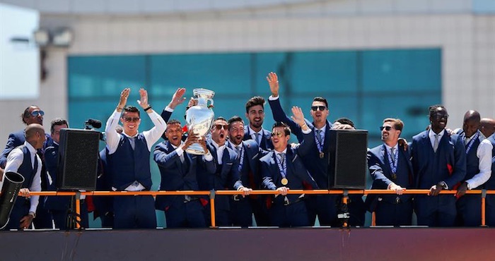  (Video) Miles de portugueses reciben a su selección en Aeropuerto de Lisboa