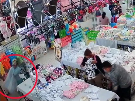  (Video) Niña y adultos roban ropa en Tlanepantla