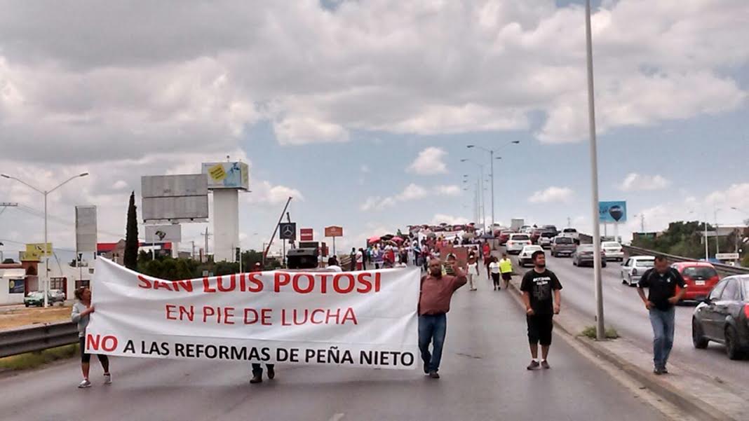  Marchan maestros en SLP contra Reforma Educativa y adeudos con sectores