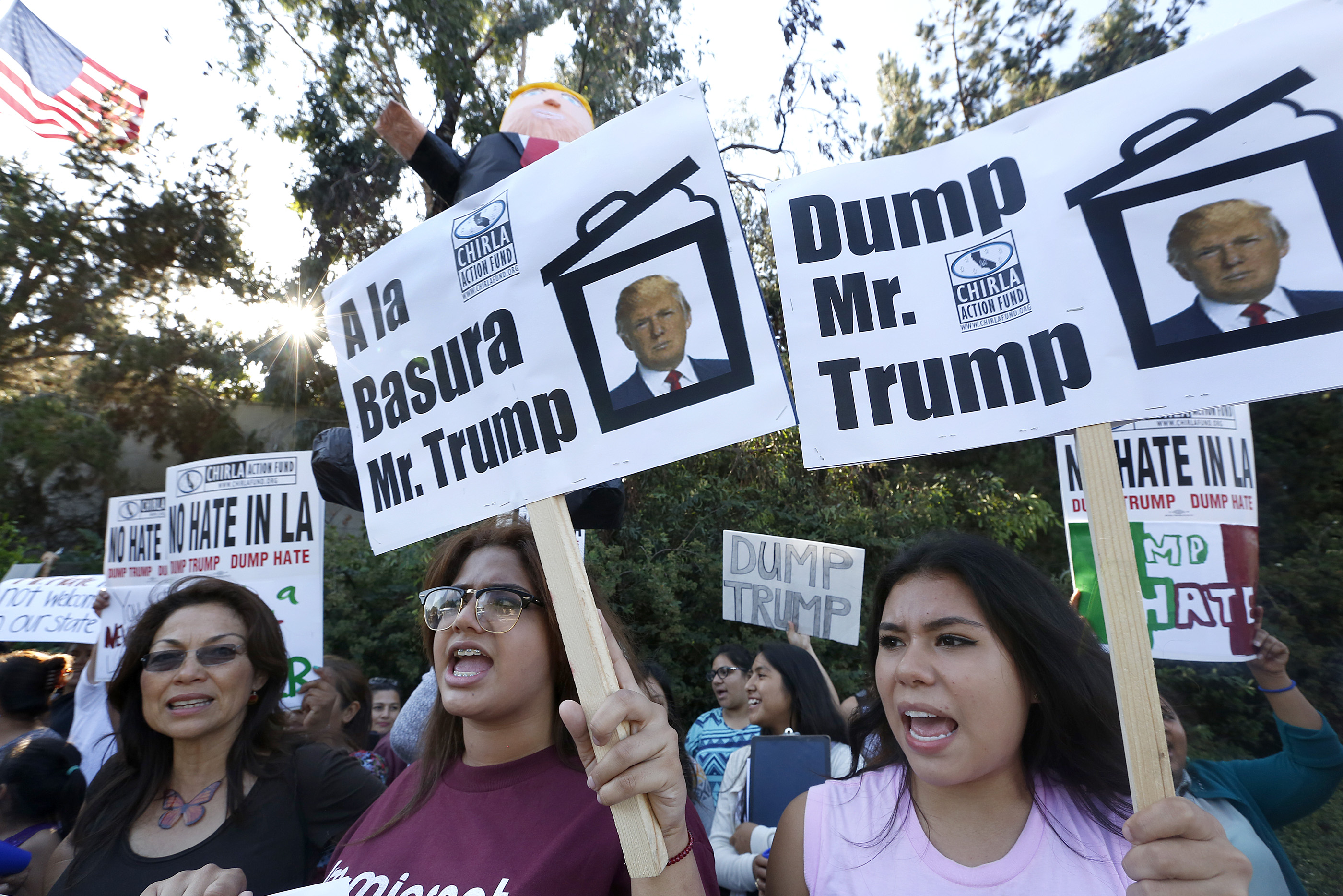  Entre abucheos, Trump promete recortar impuestos