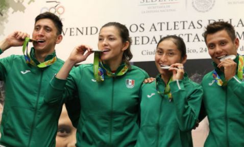  Reciben con mariachi a medallistas mexicanos en AICM