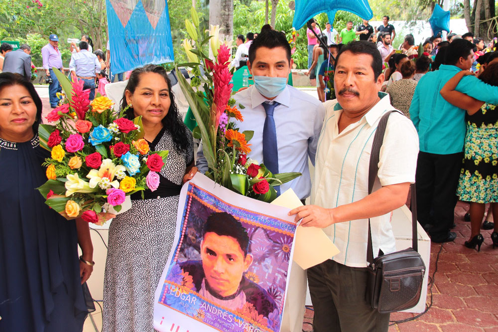  Se gradúa normalista de Ayotzinapa, sobreviviente al ataque de Iguala