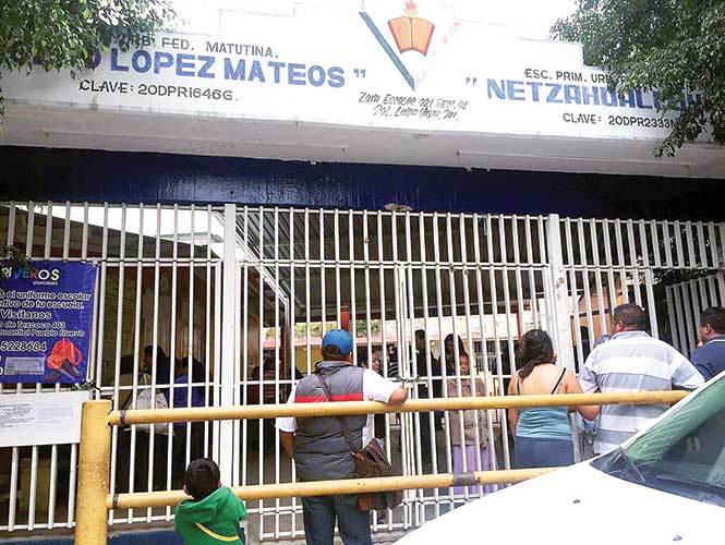  Padres se confrontan por el regreso a clases en Oaxaca