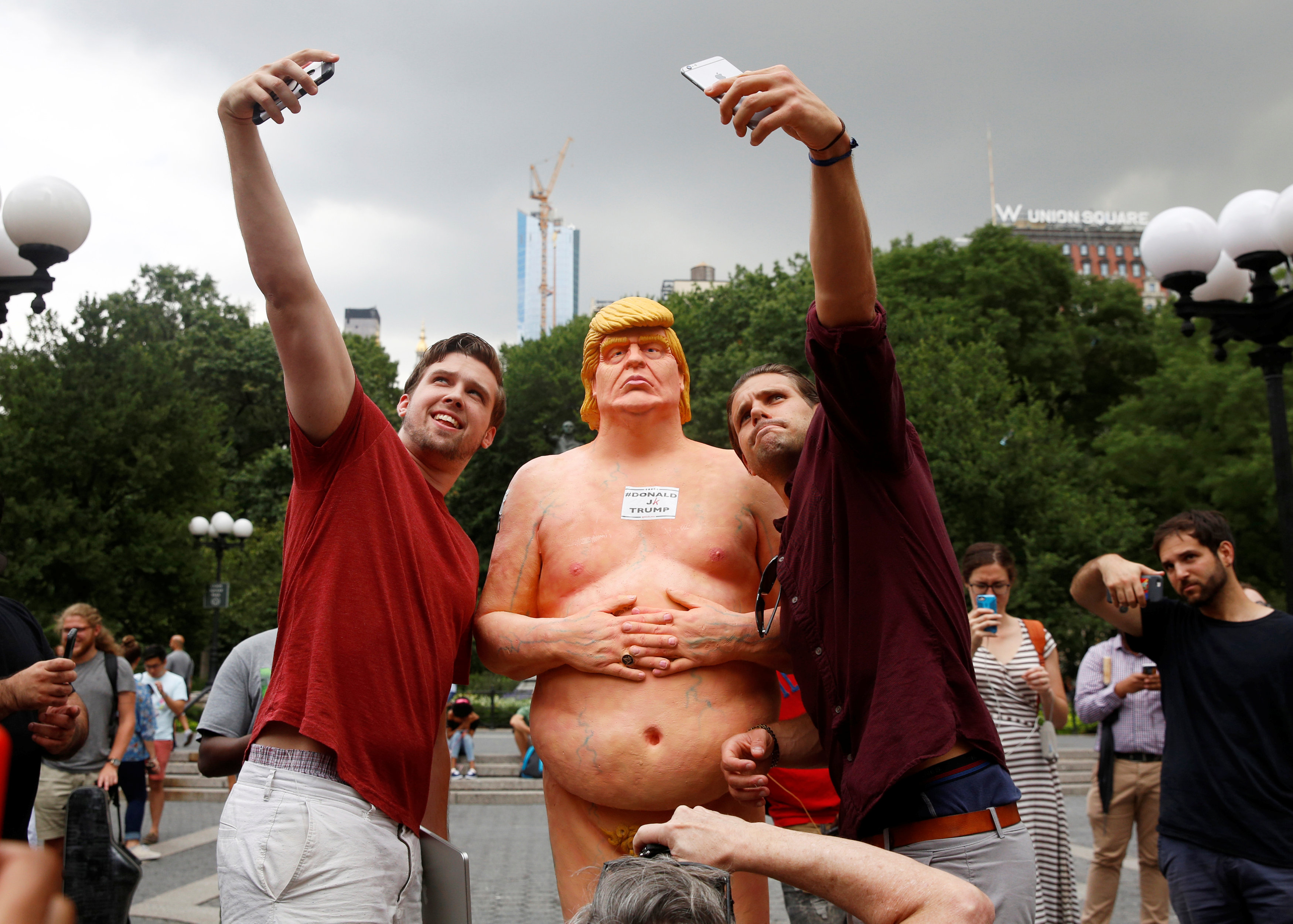  (Video) Colocan estatuas de Donald Trump desnudo en EU