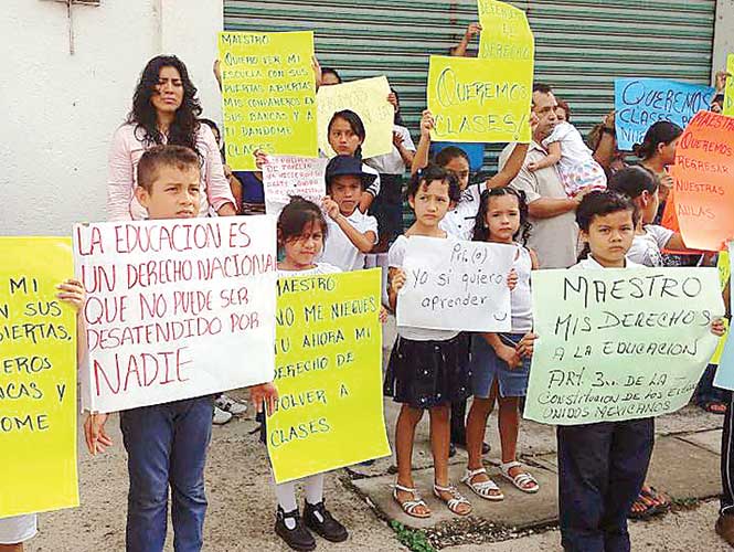  Con navaja, alumno evita que maestro de CNTE impida inicio escolar