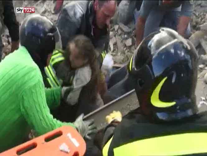  Italia: Rescatan a niña tras 16 horas bajo los escombros