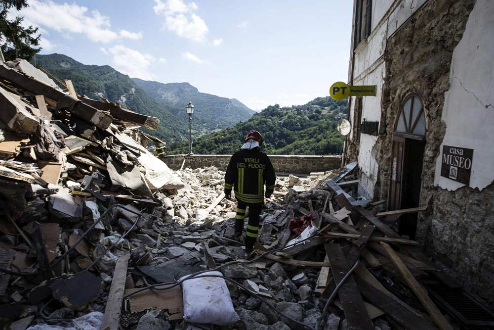  Nuevo temblor causa más derrumbes en Amatrice, Italia