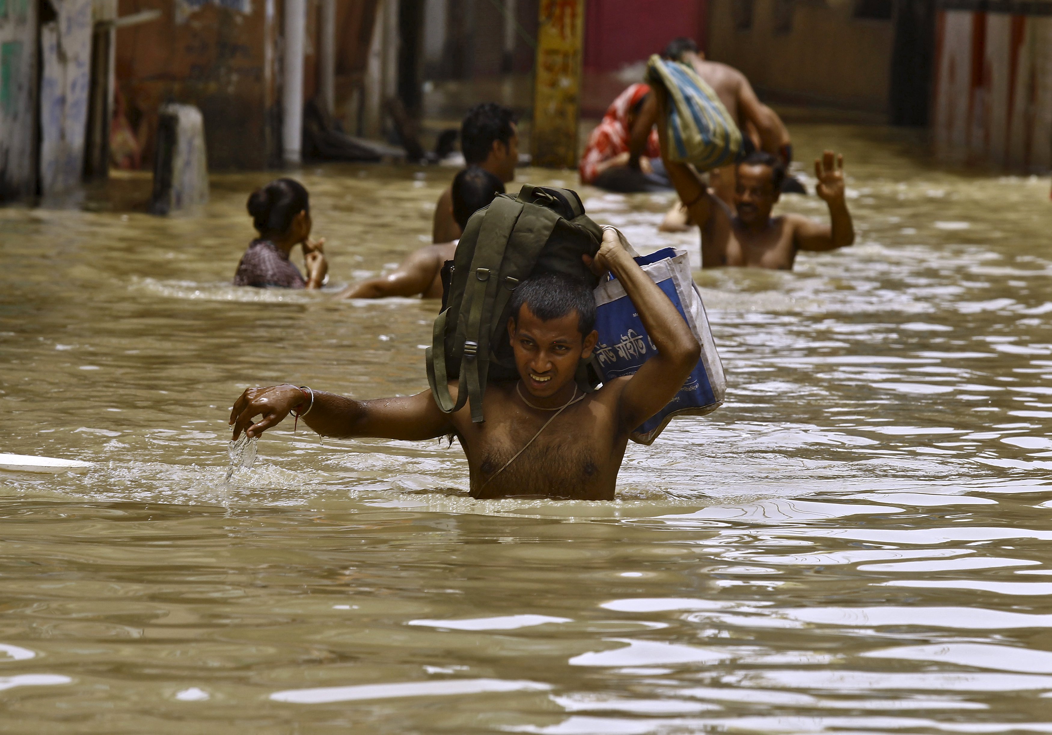  Inundaciones en India dejan más de 90 muertos