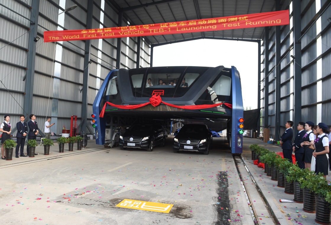  Proyecto inseguro e irregular, denuncia prensa china a autobús que circula sobre los autos