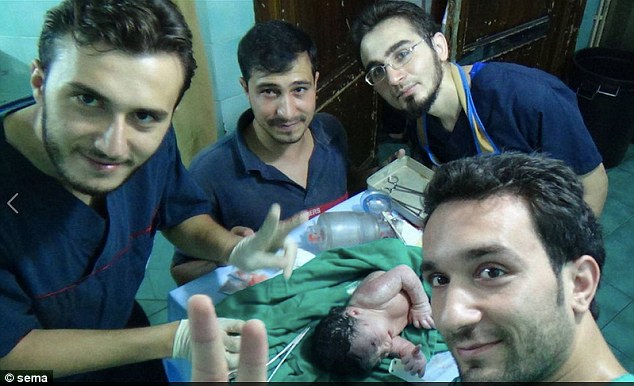  El dramático nacimiento de un bebé en medio de la guerra en Aleppo