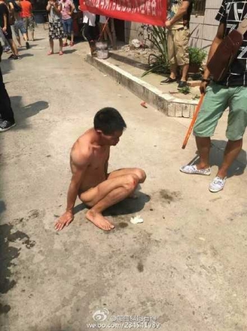  (Video) Desnudan y golpean a violador de perros en China
