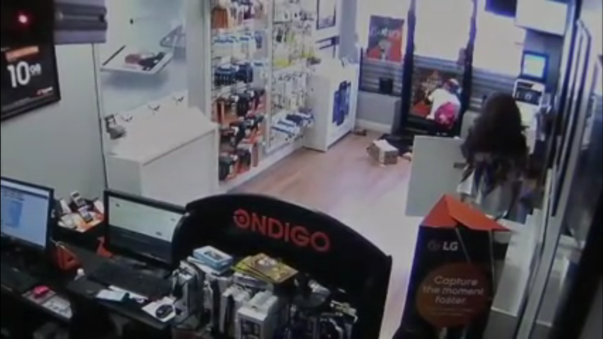  (Video) Ladrones quedan atrapados en la tienda que asaltaban