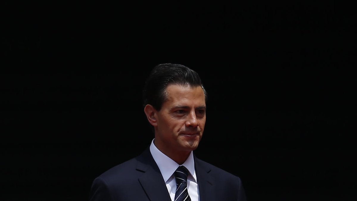  Exigen más de 100 mil quitar título a EPN