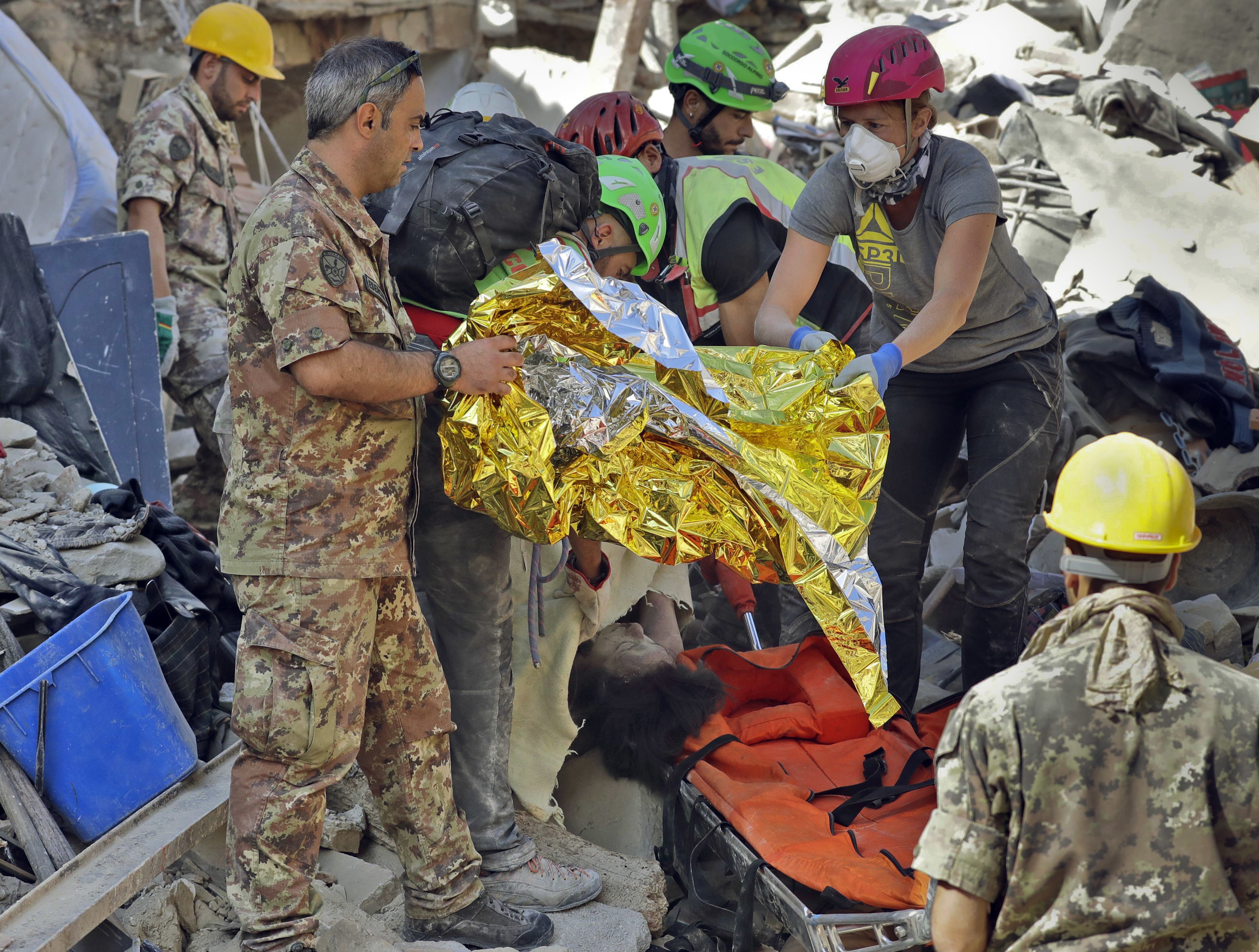  Suman 292 víctimas por sismo en Italia