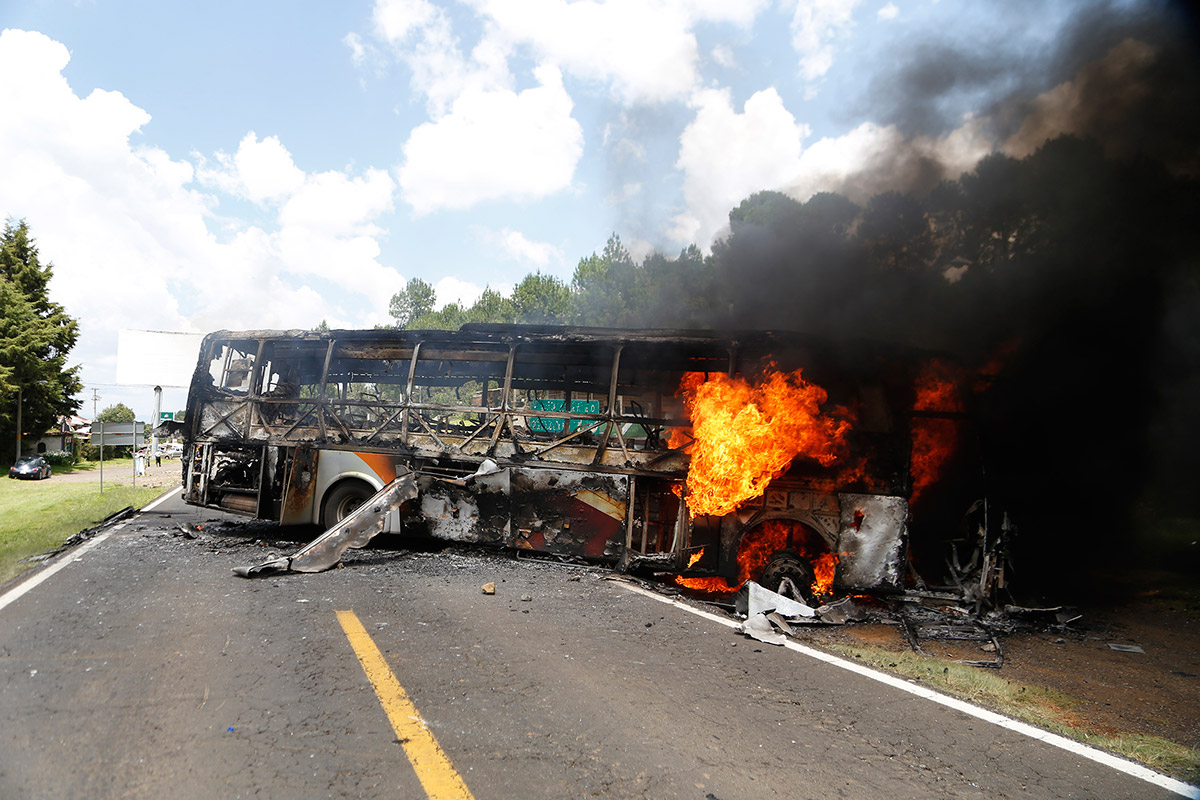  Líneas de autobuses suspenden corridas por vandalismo de normalistas en Michoacán