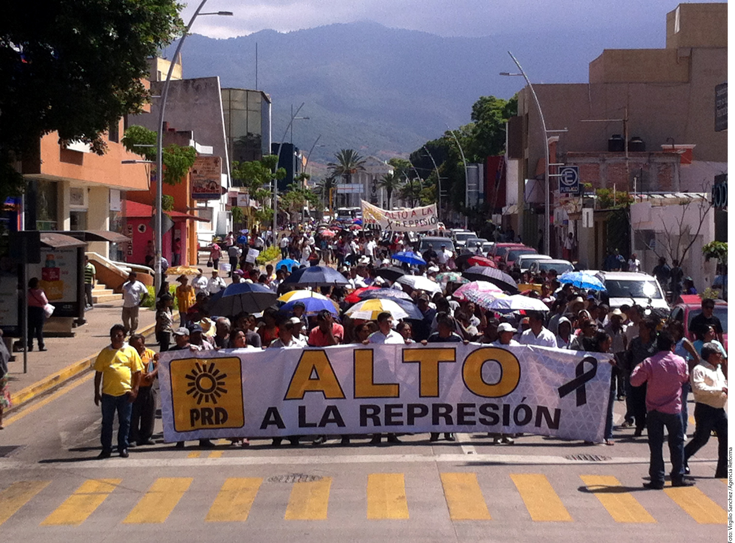  PRD entrega propuesta educativa a maestros de la CNTE