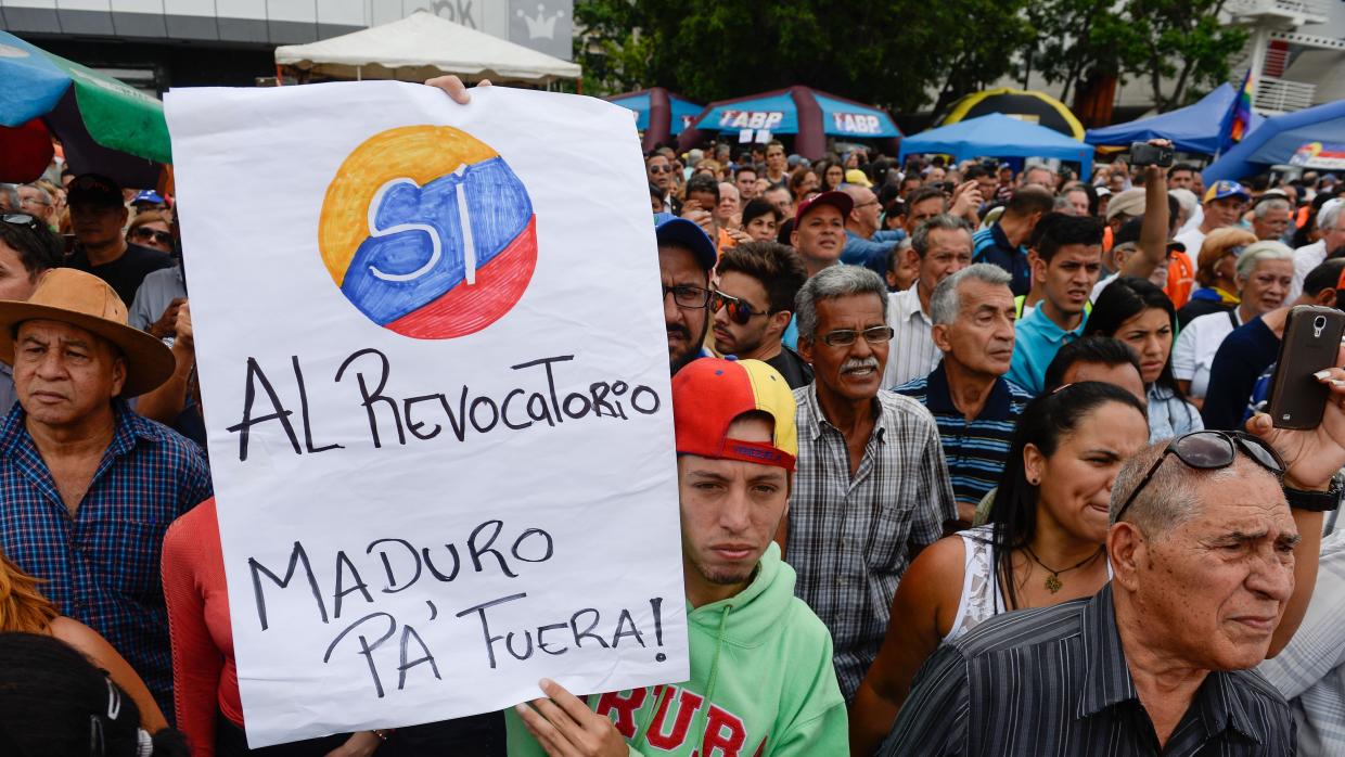  Maduro ordena remover en 48 horas a funcionarios que firmaron por el revocatorio