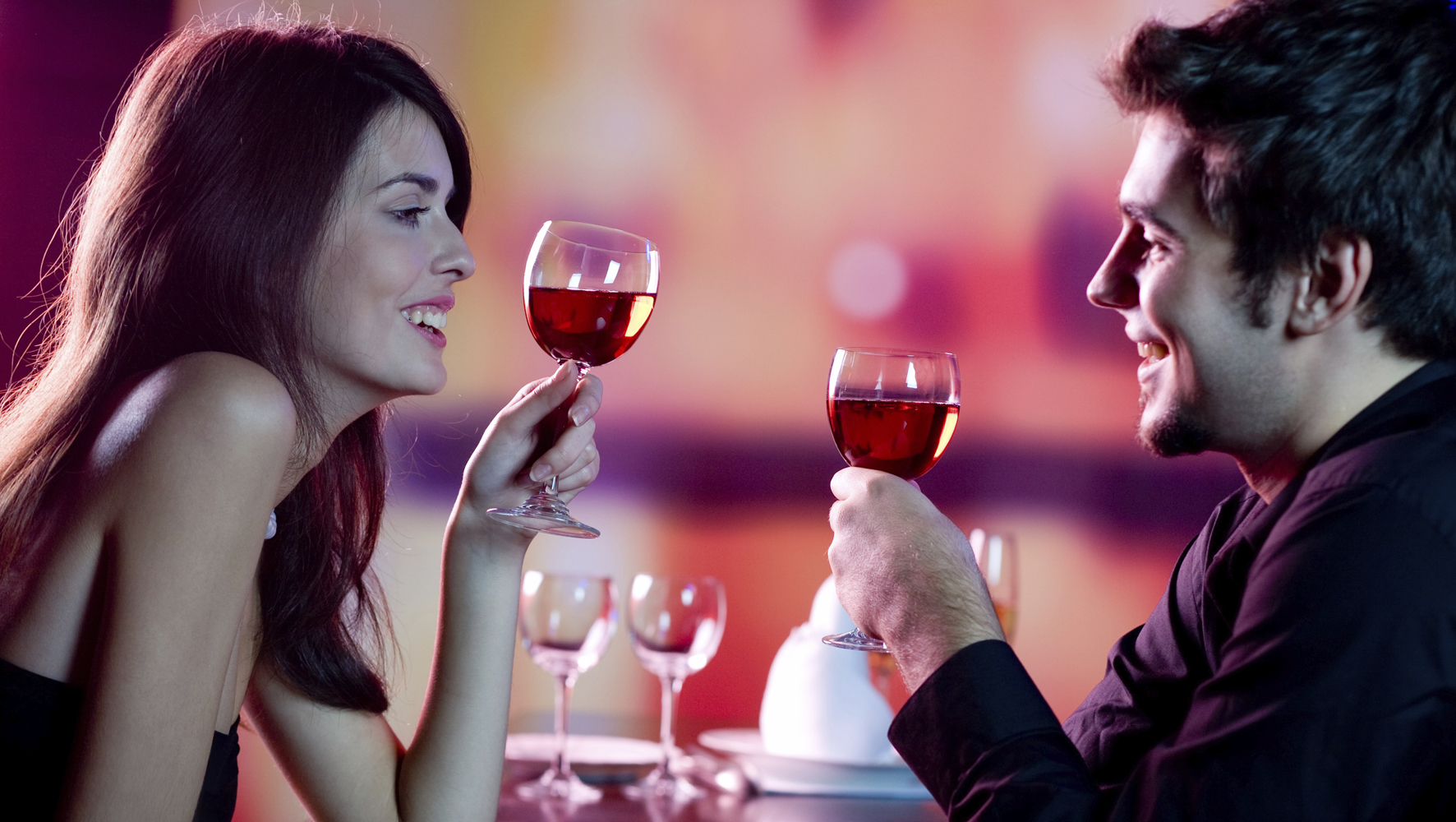  Consumo de alcohol hace más felices a las parejas: estudio