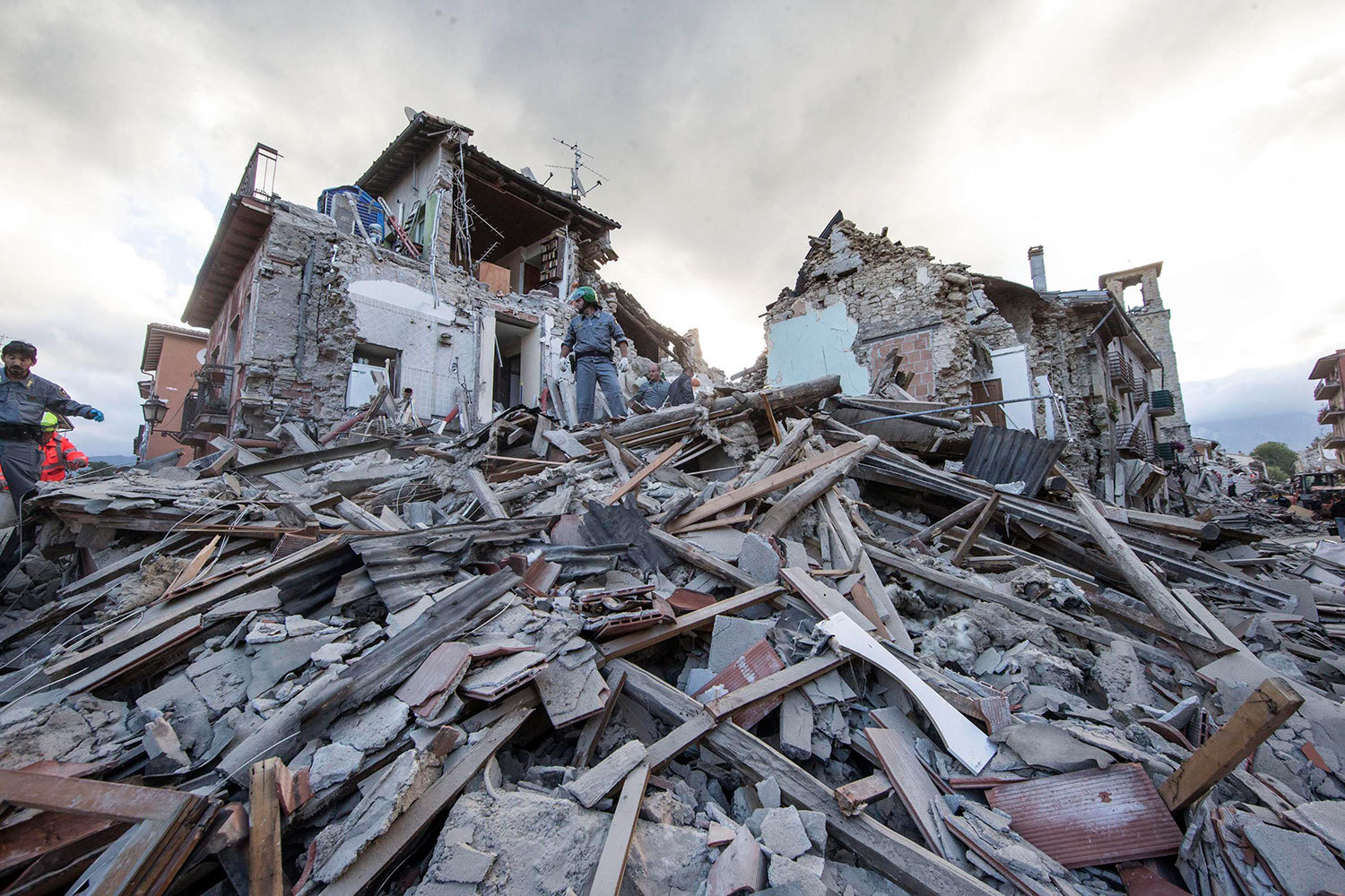  Inhabitable, el 50% de los edificios en Italia afectados por sismo