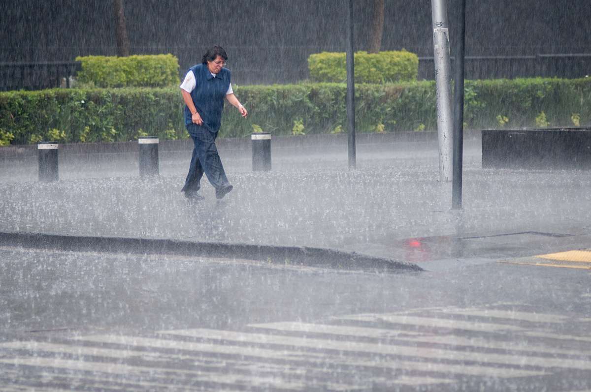  Prevé SMN lluvias en centro y sur del país este sábado