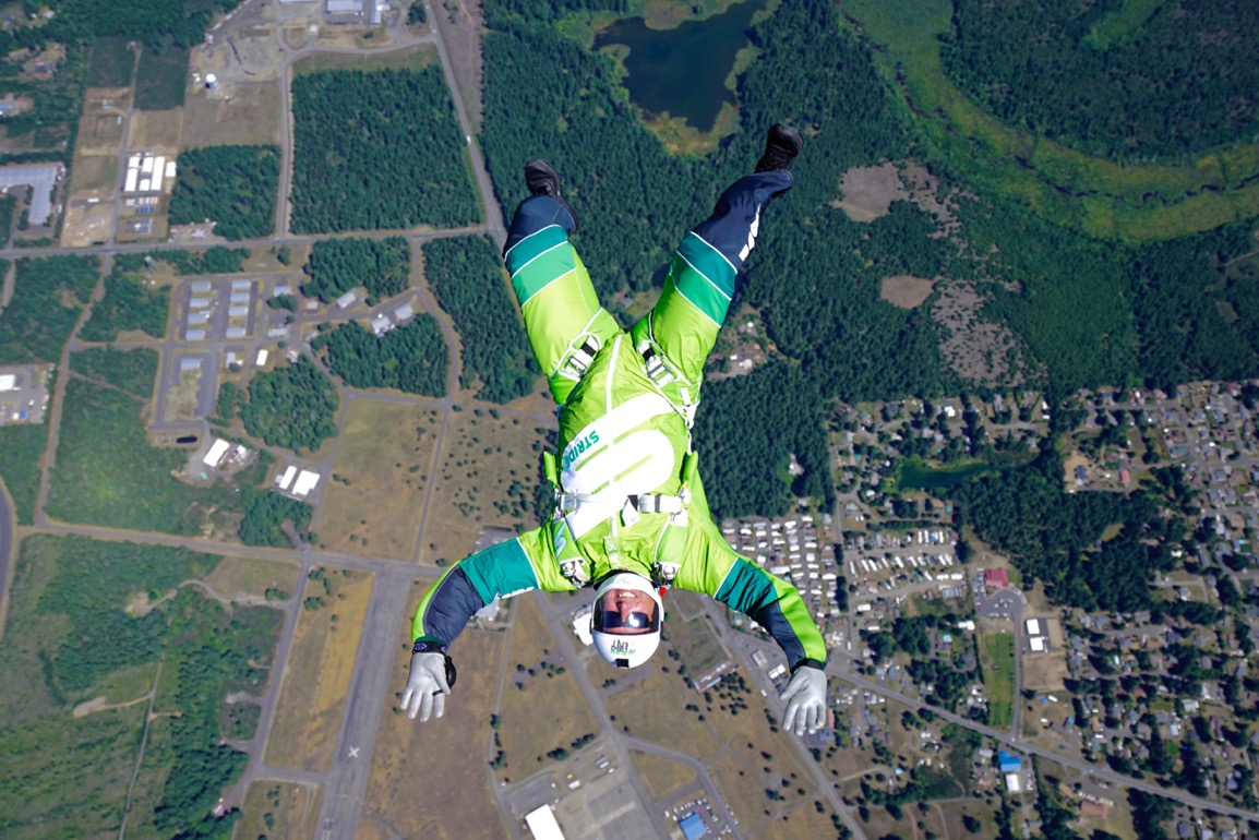  Hombre cae de más de 25 mil pies de altura sin paracaídas