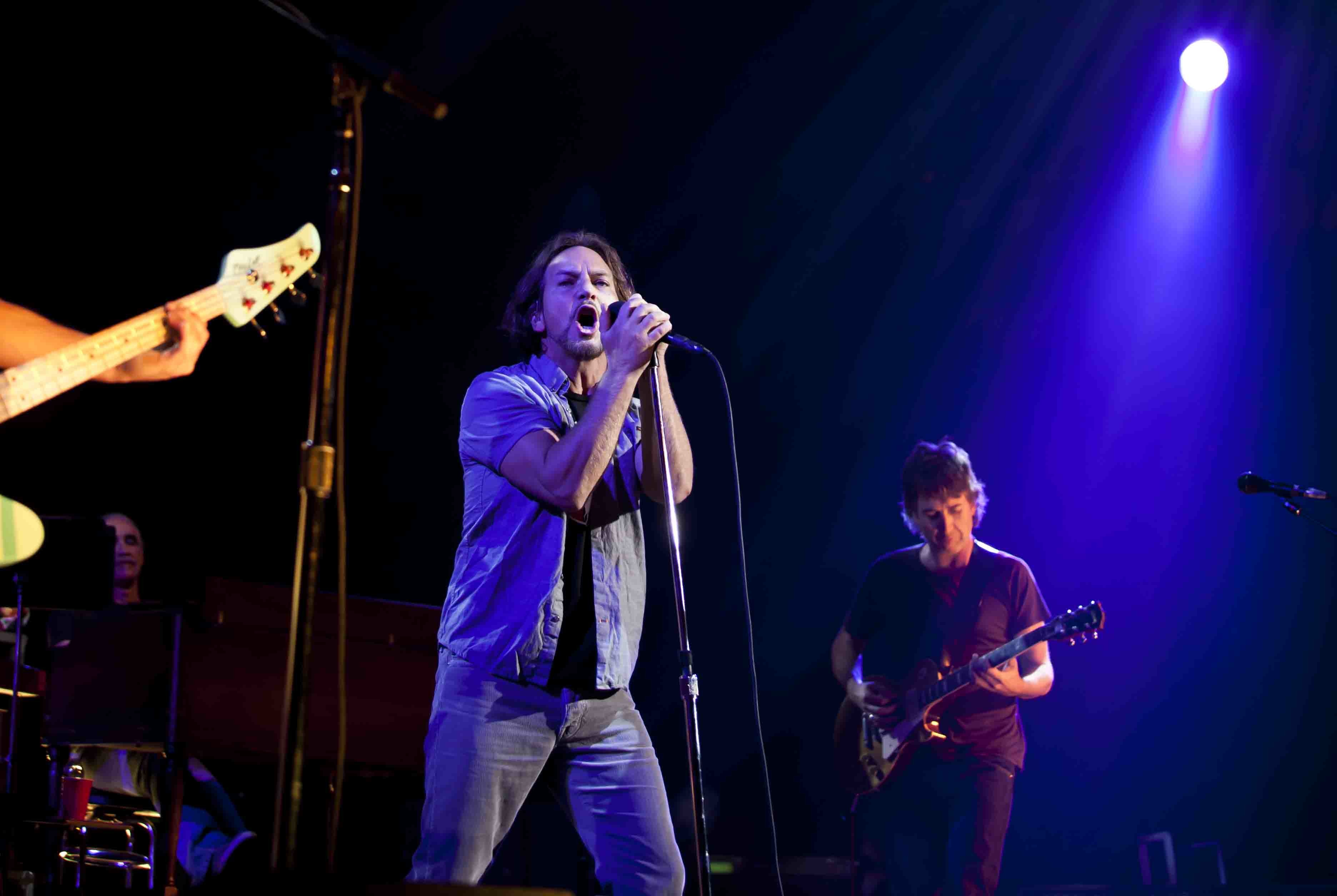 Vocalista de Pearl Jam detiene concierto para defender a mujer