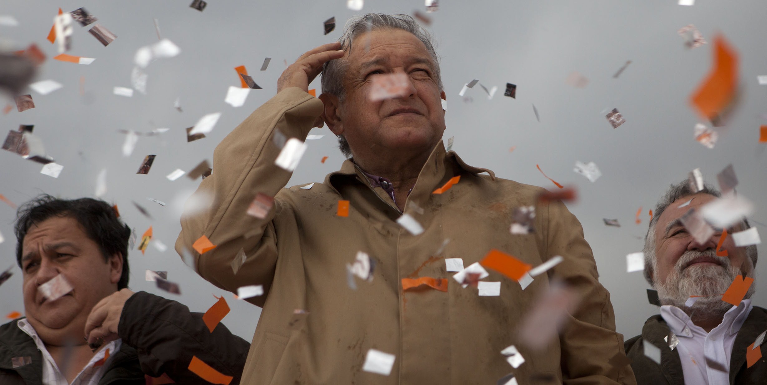  AMLO presenta su 3de3; dice ganar 50 mil al mes