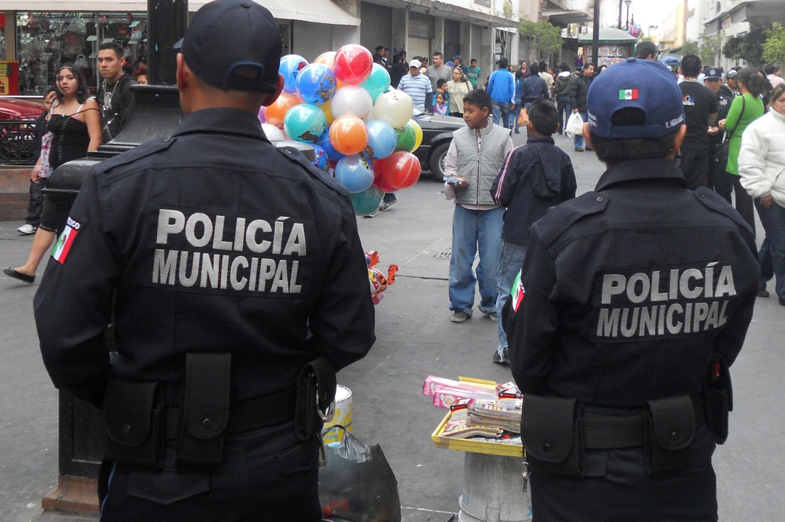  Entregan bonos compensatorios a policías