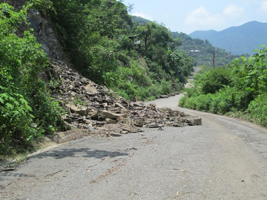  Lluvias dejaron deslaves sobre carreteras de Tamazunchale y Matlapa