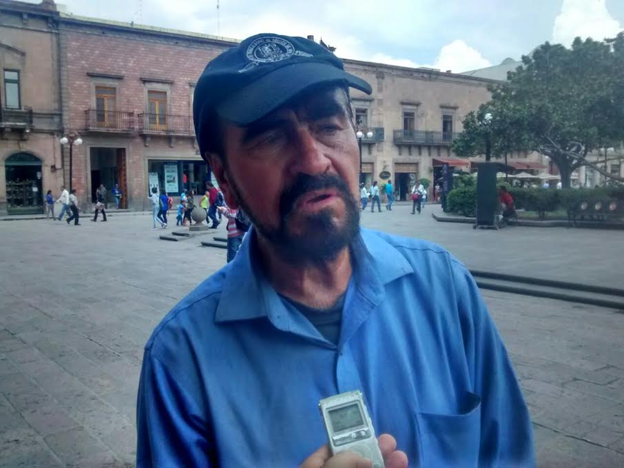  Frente a Palacio de Gobierno denuncia manifestante negativa de vender en la FENAPO