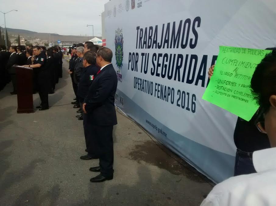  Con pancartas y abucheos, policías se manifiestan en pase de lista para operar en FENAPO