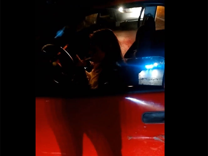  (Video) Mujer aferrada a mover su auto que quedó destrozado tras choque, se vuelve viral