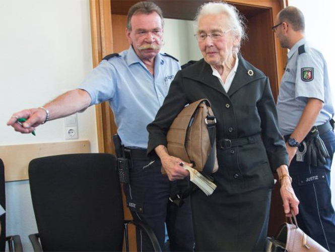  Condenan a mujer de 87 años por negar el holocausto