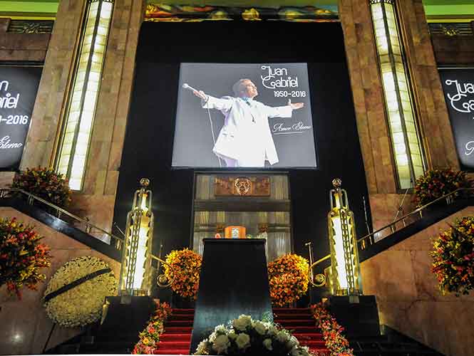  Continúa la despedida de fanáticos a Juan Gabriel en Bellas Artes