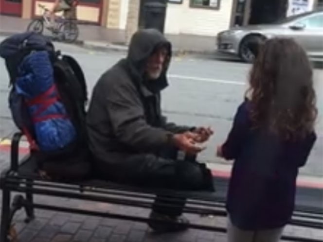  (Video) Conmueve en redes niña que regala comida a indigente