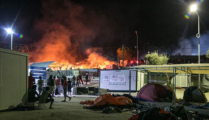  Incendio en campo de refugiados en Grecia pone en riesgo a más de 4 mil personas