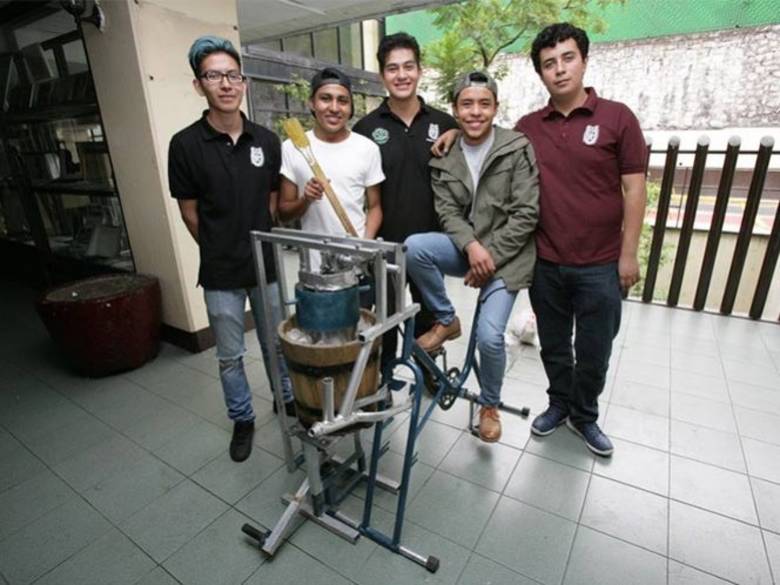  Alumnos del IPN crean bicicleta para hacer nieve artesanal