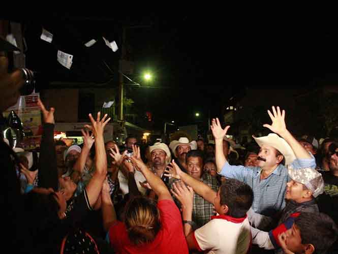  Durante fiesta en municipio nayarita, “Layin” lanza dinero a la gente