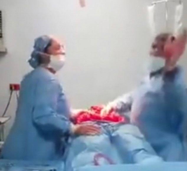  (Video) Exigen acciones legales contra médicos que bailaban durante cirugía