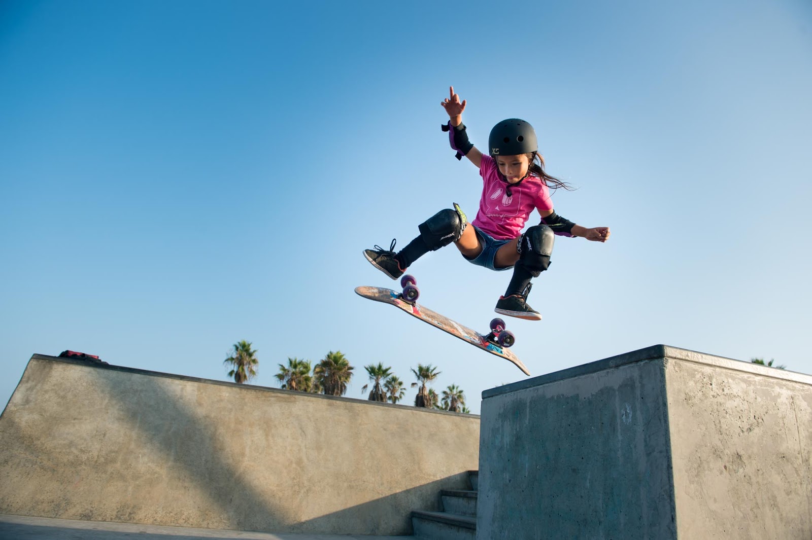  (Video) Pequeña de 8 años sorprende por su habilidad con la patineta